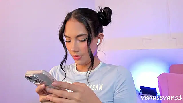 Snapshot of VenusEvans1 chatting on 12/05/25, 02:58 VenusEvans1 online show from 12/05/25, 02:58