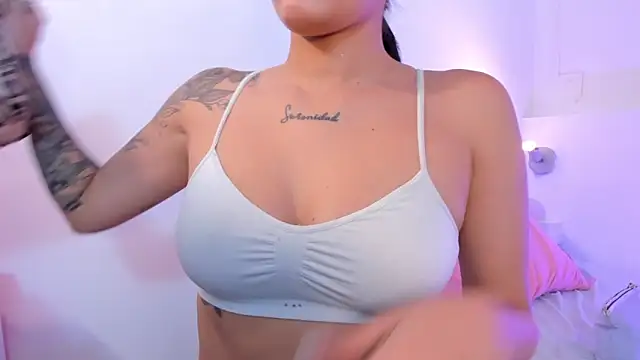 Snapshot of VenusEvans1 chatting on 12/15/25, 04:00 VenusEvans1 online show from 12/15/25, 04:00