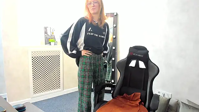 Snapshot of ElizabethHarpper chatting on 01/31/25, 08:11 ElizabethHarpper online show from 01/31/25, 08:11