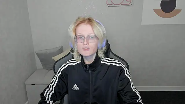 Snapshot of ElizabethHarpper chatting on 09/11/25, 01:06 ElizabethHarpper online show from 09/11/25, 01:06