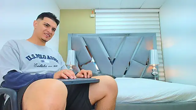 Snapshot of DAVID_VICTORIAA chatting on 04/11/26, 01:04 DAVID VICTORIAA online show from 04/11/26, 01:04