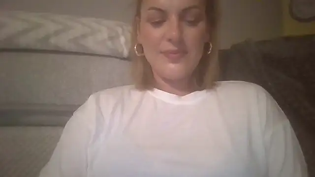 Snapshot of Gigi-Honey chatting on 09/19/25, 08:53 Gigi-Honey online show from 09/19/25, 08:53
