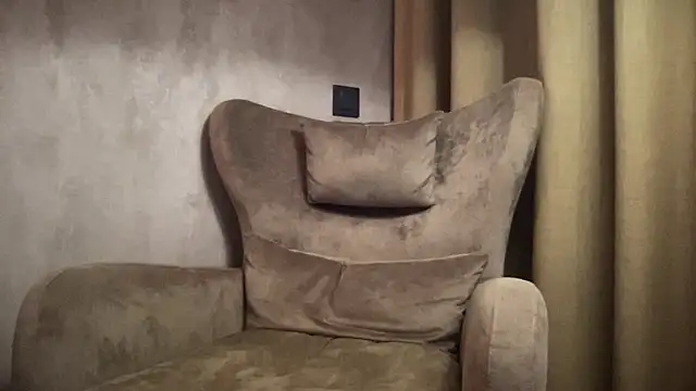 Snapshot of long_1313 chatting on 10/16/25, 09:21 long 1313 online show from 10/16/25, 09:21