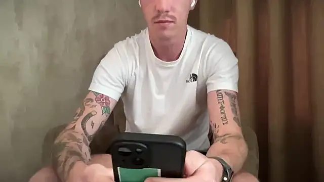 Snapshot of long_1313 chatting on 10/26/25, 12:11 long 1313 online show from 10/26/25, 12:11