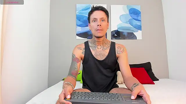 Snapshot of Emilio_Wolf chatting on 01/23/25, 10:43 Emilio Wolf online show from 01/23/25, 10:43