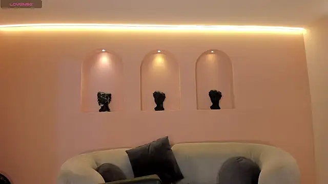 NiaSalvatore online show from 10/30/25, 06:30