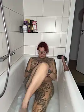 Snapshot of Mia-Fuchs chatting on 01/14/25, 10:44 Mia-Fuchs online show from 01/14/25, 10:44