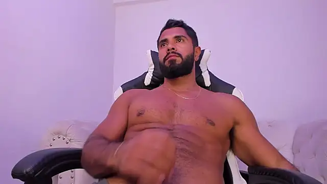 Snapshot of Santiago_huntt chatting on 12/18/25, 02:17 Santiago huntt online show from 12/18/25, 02:17