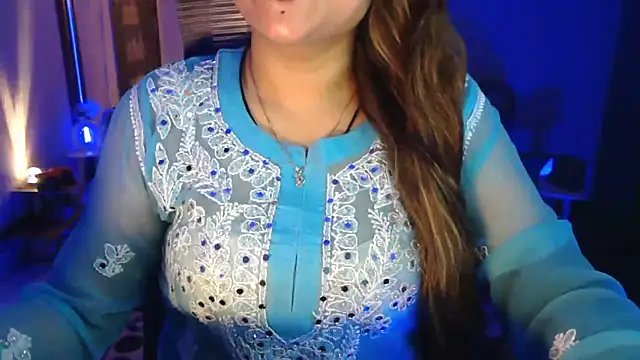 Snapshot of Mitikaa chatting on 05/25/26, 02:01 Mitikaa online show from 05/25/26, 02:01