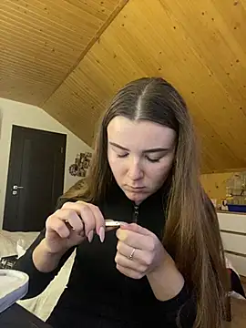 Snapshot of mewKate chatting on 03/11/25, 04:18 mewKate online show from 03/11/25, 04:18