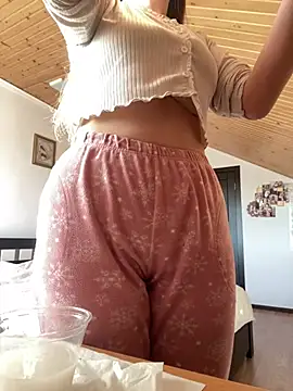 Snapshot of mewKate chatting on 03/21/25, 03:35 mewKate online show from 03/21/25, 03:35