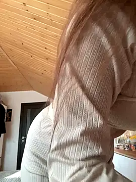 Snapshot of mewKate chatting on 10/25/25, 01:51 mewKate online show from 10/25/25, 01:51