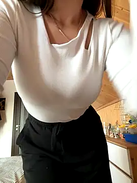 Snapshot of mewKate chatting on 11/02/25, 11:56 mewKate online show from 11/02/25, 11:56