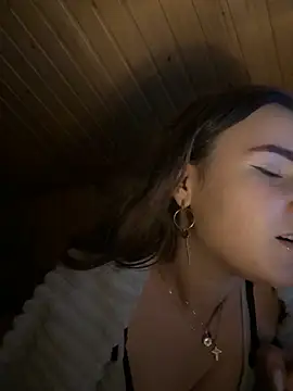 Snapshot of mewKate chatting on 12/05/25, 04:25 mewKate online show from 12/05/25, 04:25