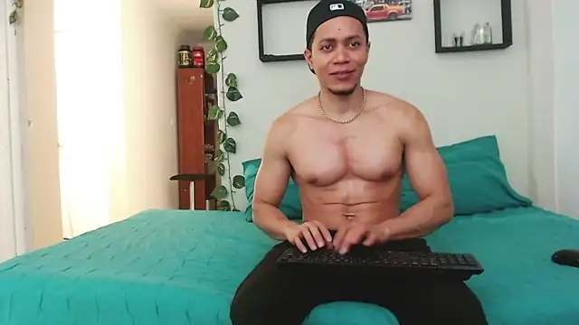 Snapshot of mike_rolly_hot chatting on 09/22/25, 03:25 mike rolly hot online show from 09/22/25, 03:25