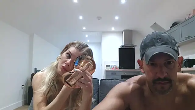 Snapshot of English_Teen_Evelyn chatting on 02/19/25, 07:27 English Teen Evelyn online show from 02/19/25, 07:27