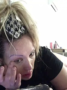 Snapshot of VikiiStoun chatting on 03/08/25, 12:09 VikiiStoun online show from 03/08/25, 12:09