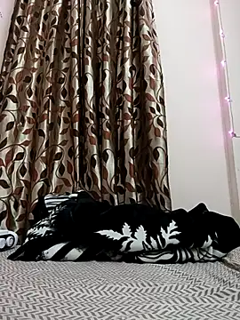 Snapshot of karishma_kappur chatting on 02/19/25, 06:00 karishma kappur online show from 02/19/25, 06:00