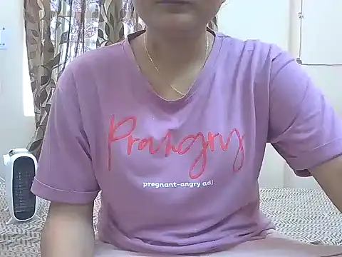 Snapshot of karishma_kappur chatting on 03/01/25, 06:35 karishma kappur online show from 03/01/25, 06:35