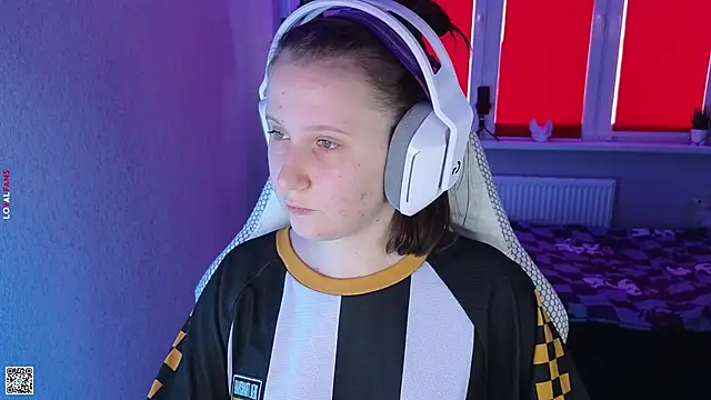 mon lola online show from 10/15/25, 11:21