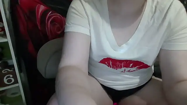 Snapshot of AverageRose chatting on 06/18/26, 12:44 AverageRose online show from 06/18/26, 12:44