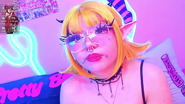 Snapshot of LaytonBox chatting on 03/19/25, 12:37 LaytonBox online show from 03/19/25, 12:37