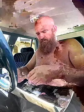 Snapshot of 32XRedBeard chatting on 04/17/26, 05:16 32XRedBeard online show from 04/17/26, 05:16
