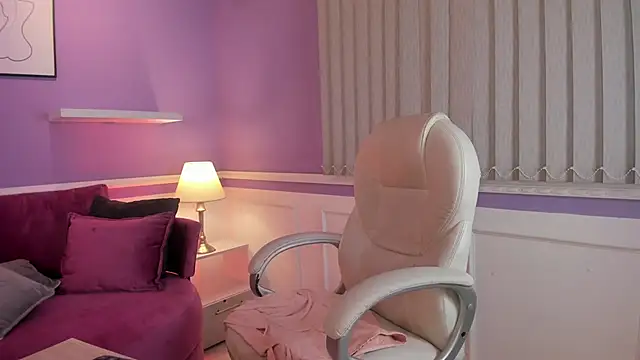 Snapshot of Emma_Walkerr_ chatting on 02/08/25, 10:08 Emma Walkerr online show from 02/08/25, 10:08