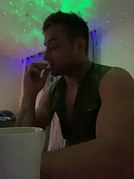 Snapshot of viamen chatting on 01/11/25, 04:14 viamen online show from 01/11/25, 04:14