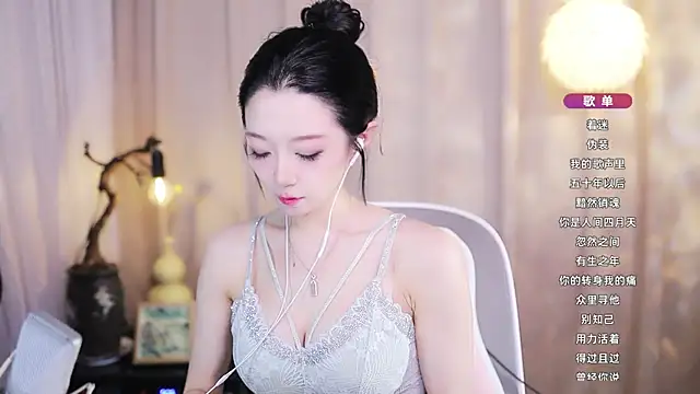 Snapshot of Zoe-99 chatting on 05/17/26, 06:33 Zoe-99 online show from 05/17/26, 06:33