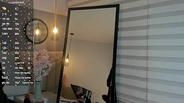 chelsea bolton  online show from 06/04/26, 12:22