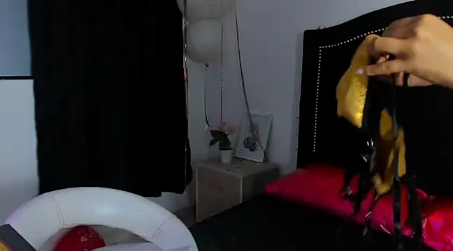 Snapshot of Cleo_Hott chatting on 02/25/25, 04:03 Cleo Hott online show from 02/25/25, 04:03