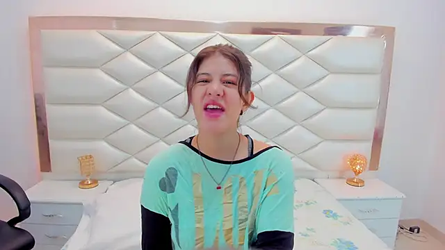 Snapshot of MiaQueen021 chatting on 01/27/25, 12:16 MiaQueen021 online show from 01/27/25, 12:16