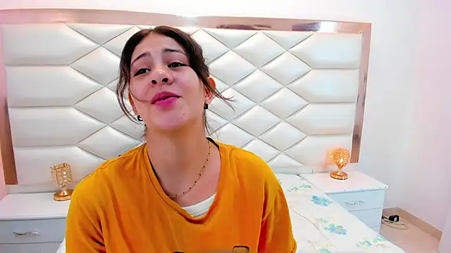 Snapshot of MiaQueen021 chatting on 01/28/25, 12:32 MiaQueen021 online show from 01/28/25, 12:32