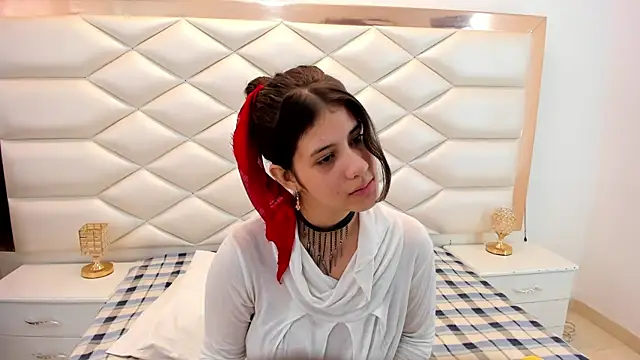 Snapshot of MiaQueen021 chatting on 02/06/25, 03:31 MiaQueen021 online show from 02/06/25, 03:31