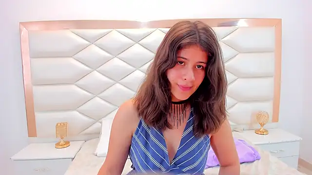 Snapshot of MiaQueen021 chatting on 02/11/25, 04:02 MiaQueen021 online show from 02/11/25, 04:02