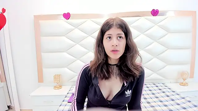 Snapshot of MiaQueen021 chatting on 02/13/25, 03:35 MiaQueen021 online show from 02/13/25, 03:35