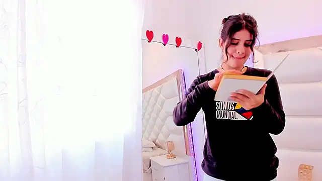 Snapshot of MiaQueen021 chatting on 02/19/25, 03:49 MiaQueen021 online show from 02/19/25, 03:49