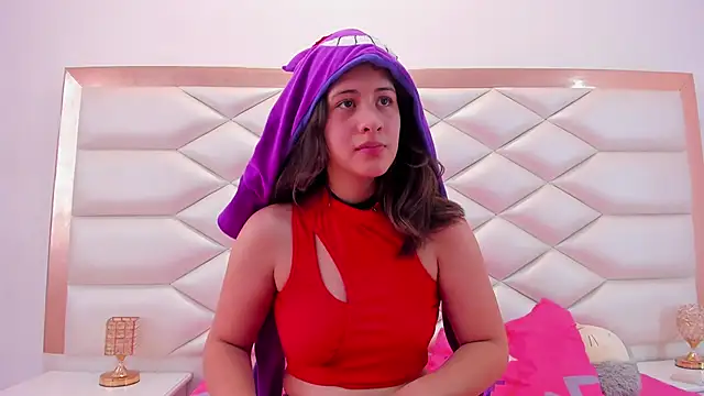 Snapshot of MiaQueen021 chatting on 03/19/25, 06:44 MiaQueen021 online show from 03/19/25, 06:44