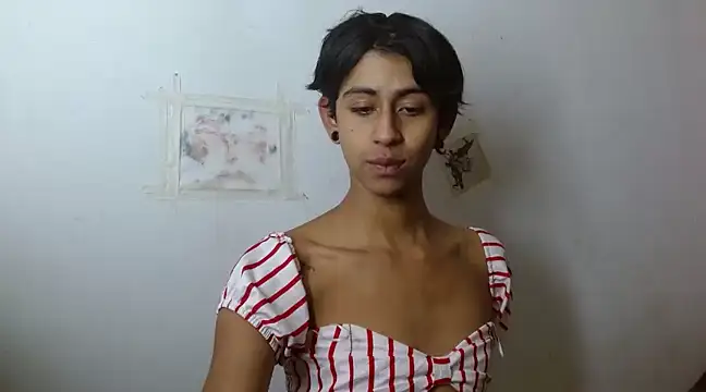 Snapshot of boysLittle chatting on 02/16/25, 12:21 boysLittle online show from 02/16/25, 12:21