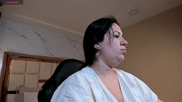 Snapshot of zoes_milee chatting on 04/30/26, 11:27 zoes milee online show from 04/30/26, 11:27
