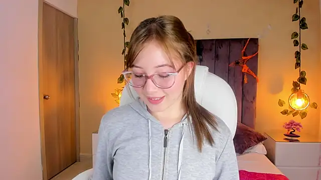 Dahlia Rousse online show from 10/10/25, 09:47