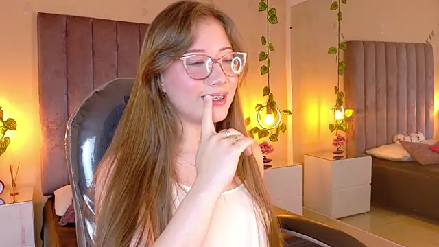 Snapshot of Dahlia_Rousse chatting on 06/19/26, 06:29 Dahlia Rousse online show from 06/19/26, 06:29