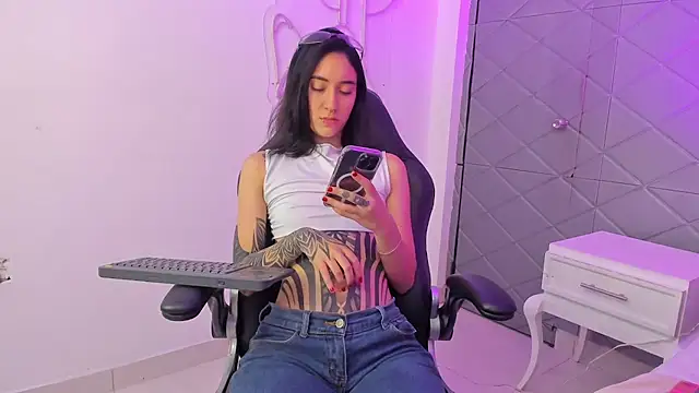 Snapshot of MeganPresleyy chatting on 05/18/26, 06:08 MeganPresleyy online show from 05/18/26, 06:08