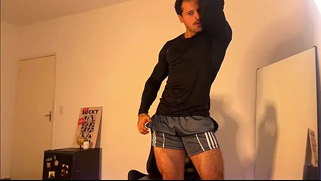 Snapshot of Lucasfit24 chatting on 06/25/26, 01:05 Lucasfit24 online show from 06/25/26, 01:05