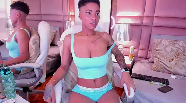 Snapshot of LuciaWallace chatting on 02/15/25, 03:42 LuciaWallace online show from 02/15/25, 03:42