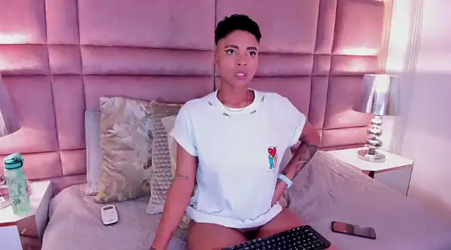 Snapshot of LuciaWallace chatting on 02/15/25, 10:33 LuciaWallace online show from 02/15/25, 10:33