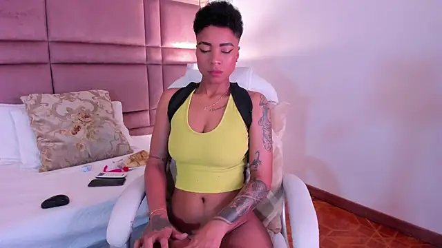 Snapshot of LuciaWallace chatting on 03/13/25, 09:48 LuciaWallace online show from 03/13/25, 09:48