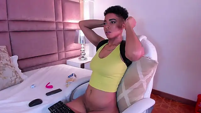 Snapshot of LuciaWallace chatting on 03/14/25, 12:54 LuciaWallace online show from 03/14/25, 12:54