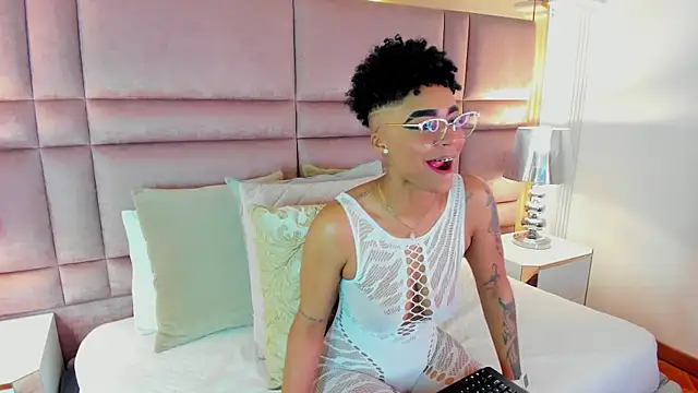 Snapshot of LuciaWallace chatting on 09/27/25, 03:33 LuciaWallace online show from 09/27/25, 03:33